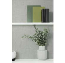 Dekoratívna polica s knihami a vázou s eukalyptom