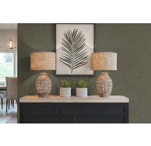 Dve stolné lampy s rastlinami a zarámovaný obrázok listu na skrini