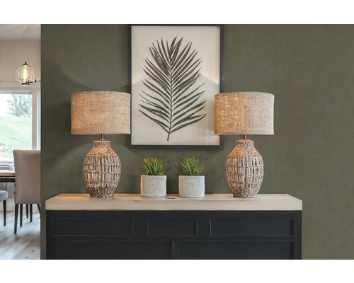 Dve stolné lampy s rastlinami a zarámovaný obrázok listu na skrini