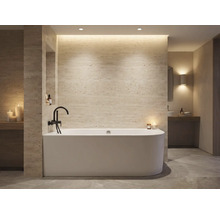 Kúpeľňa s vaňou, batériou, policami a osvetlením