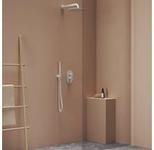 Kúpeľňa so sprchovou armatúrou, ručnou sprchou, kúpeľňovou policou a držiakom na uteráky