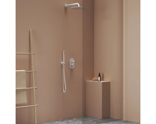 Kúpeľňa so sprchovou armatúrou, ručnou sprchou, kúpeľňovou policou a držiakom na uteráky