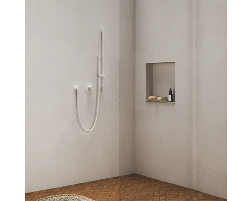 Sprchovací kút so sprchovou tyčou, úložným priestorom a pletenou rohožou