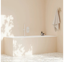 Kúpeľňa s vaňou, uterákom a kozmetickými produktmi