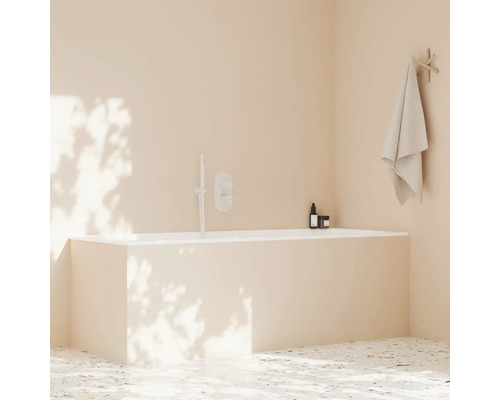 Kúpeľňa s vaňou, uterákom a kozmetickými produktmi