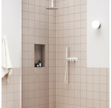 Sprchovací kút so stropnou sprchou, ručnou sprchou a úložným priestorom