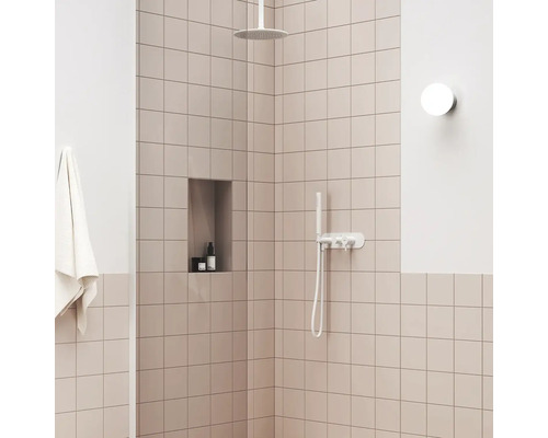 Sprchovací kút so stropnou sprchou, ručnou sprchou a úložným priestorom