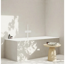 Kúpeľňa s vaňou, batériou a odkladacím stolíkom