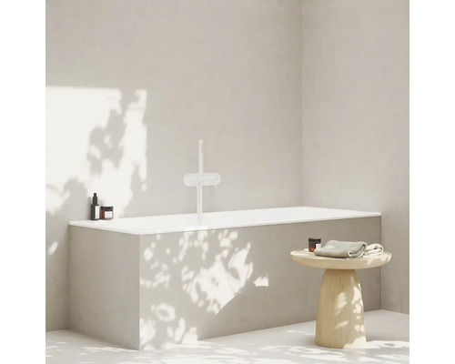 Kúpeľňa s vaňou, batériou a odkladacím stolíkom