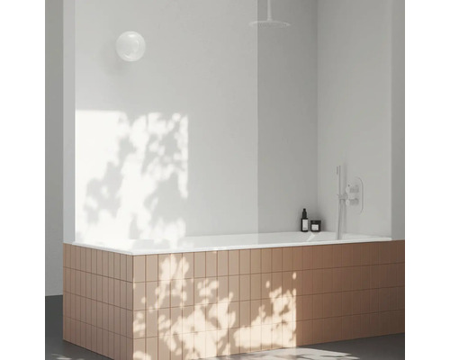 Moderná kúpeľňa s vaňou, obložená obdĺžnikovými dlaždicami a sprchou