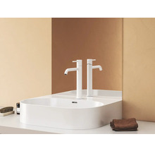 Umývadlo s dvoma kohútikmi na pracovnej doske