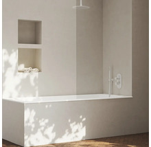 Kúpeľňa s vaňou, dažďovou sprchou a úložným priestorom