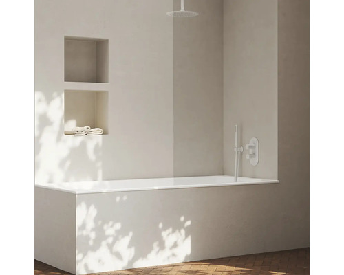 Kúpeľňa s vaňou, dažďovou sprchou a úložným priestorom