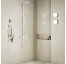 Kúpeľňa so sprchovou súpravou, uterákom a osvetlením