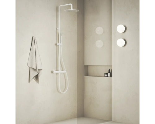 Kúpeľňa so sprchovou súpravou, uterákom a osvetlením