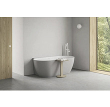 Svetlá kúpeľňa s voľne stojacou vaňou, armatúrou a drevenými prvkami pre modernú atmosféru.