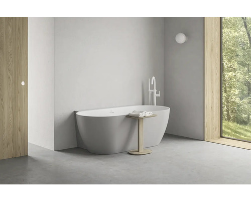 Svetlá kúpeľňa s voľne stojacou vaňou, armatúrou a drevenými prvkami pre modernú atmosféru.