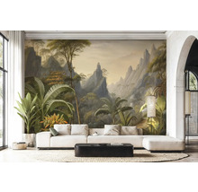 Obývacia izba s fototapetou tropickej horskej krajiny s palmami, svetlou pohovkou a čiernym konferenčným stolíkom.