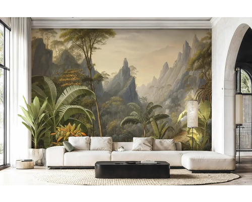 Obývacia izba s fototapetou tropickej horskej krajiny s palmami, svetlou pohovkou a čiernym konferenčným stolíkom.