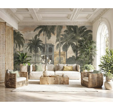 Fototapeta s palmami a koloniálnymi budovami v svetlej obývačke s bielou pohovkou, prútenými kreslami a dreveným konferenčným stolíkom.