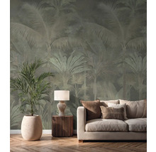 Vliesová tapeta s motívom paliem vo svetlej obývačke za krémovou pohovkou, stolnou lampou a veľkou izbovou rastlinou.