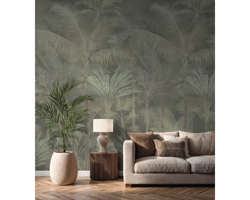 Vliesová tapeta s motívom paliem vo svetlej obývačke za krémovou pohovkou, stolnou lampou a veľkou izbovou rastlinou.