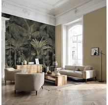 Moderná obývacia izba s fototapetou s motívom paliem, svetlým čalúneným nábytkom, dreveným stolom a parketovou podlahou.