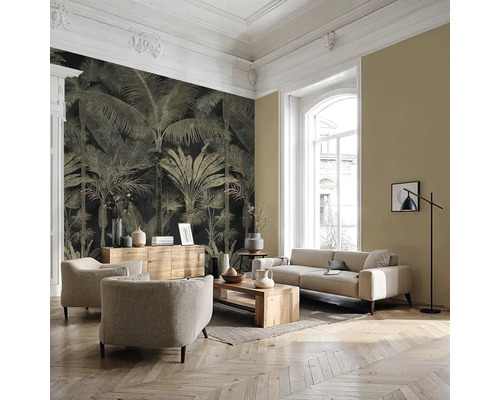 Moderná obývacia izba s fototapetou s motívom paliem, svetlým čalúneným nábytkom, dreveným stolom a parketovou podlahou.