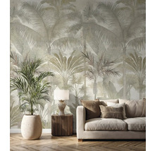 Vliesová tapeta s veľkým vzorom paliem v svetlej obývačke s béžovou pohovkou, dreveným nábytkom a izbovou rastlinou.