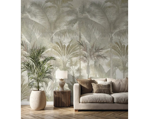 Vliesová tapeta s veľkým vzorom paliem v svetlej obývačke s béžovou pohovkou, dreveným nábytkom a izbovou rastlinou.