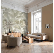 Svetlá obývacia izba s veľkoplošnou fototapetou s motívom paliem, pohovkou, kreslami, dreveným nábytkom a parketami.