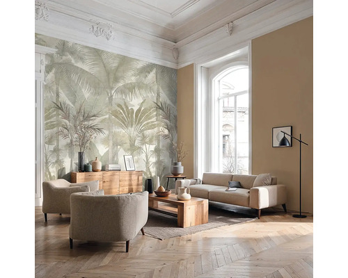 Svetlá obývacia izba s veľkoplošnou fototapetou s motívom paliem, pohovkou, kreslami, dreveným nábytkom a parketami.