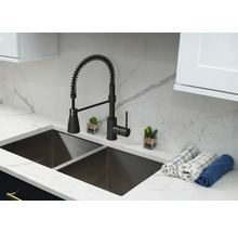 Drezová batéria so špirálovou pružinou a dvojitý drez v modernej kuchyni