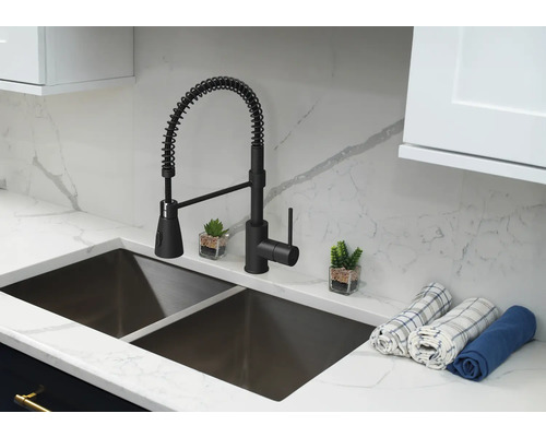 Drezová batéria so špirálovou pružinou a dvojitý drez v modernej kuchyni