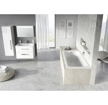 Svetlá kúpeľňa s vaňou, umývadlom a zrkadlovou skrinkou pre modernú atmosféru.