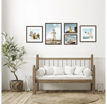 Dekoratívne rámy s pobrežnými motívmi nad lavicou s vankúšmi