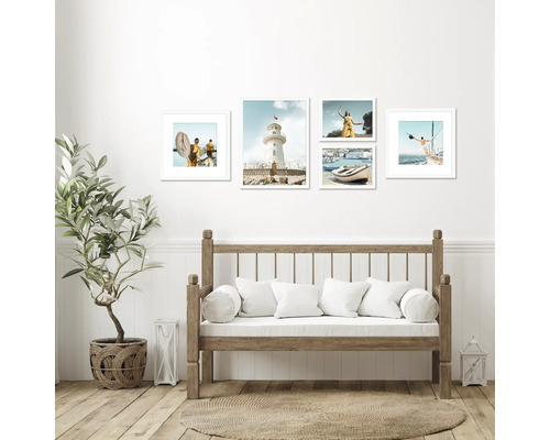 Obývacia izba s dekoratívnou fotogalériou s motívom pobrežia nad drevenou lavicou