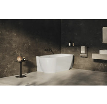 Moderná kúpeľňa s voľne stojacou vaňou, umývadlom a doplnkami.