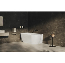 Kúpeľňa s voľne stojacou vaňou, umývadlom a dekoráciou