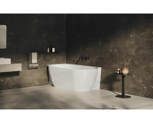 Kúpeľňa s voľne stojacou vaňou, umývadlom a dekoráciou