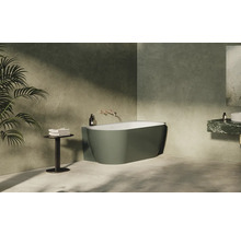 Voľne stojaca vaňa v kúpeľni s umývadlom a uterákmi