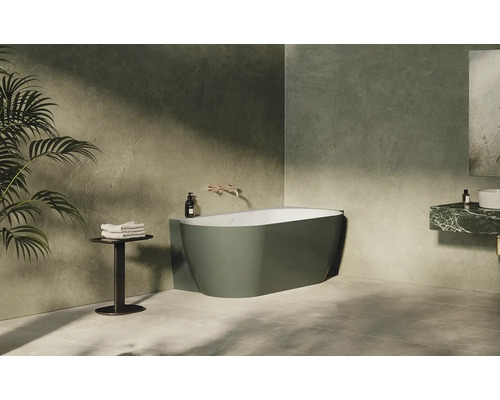 Voľne stojaca vaňa v kúpeľni s umývadlom a uterákmi