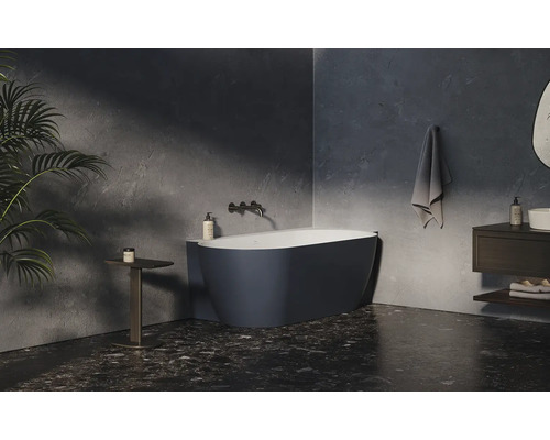 Kúpeľňa s voľne stojacou vaňou, umývadlom a dekoráciou