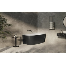 Moderná kúpeľňa s voľne stojacou vaňou, umývadlom a držiakom na uteráky