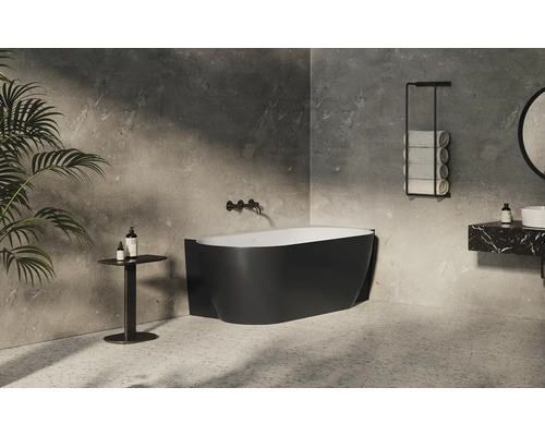 Moderná kúpeľňa s voľne stojacou vaňou, umývadlom a držiakom na uteráky