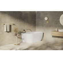 Moderná kúpeľňa s voľne stojacou vaňou, držiakom na uteráky a umývadlom