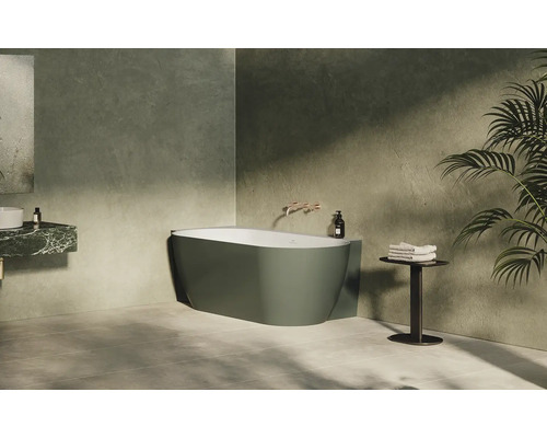 Moderná kúpeľňa s voľne stojacou vaňou, umývadlom a rastlinou pre relaxačnú atmosféru.