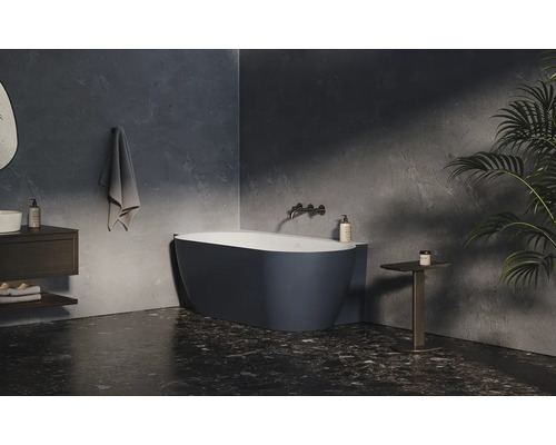 Kúpeľňa s voľne stojacou vaňou, umývadlom a dekoráciami.