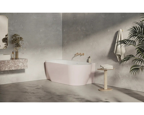 Svetlá kúpeľňa s voľne stojacou vaňou, umývadlom a dekoráciami.