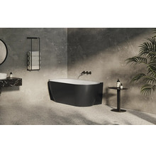 Moderná kúpeľňa s voľne stojacou vaňou, umývadlom s mramorovou doskou a držiakom na uteráky